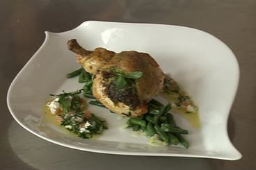 Suprême de poulet  contisé au pistou, sauce vierge à la ricotta, haricots verts aux oignons nouveaux