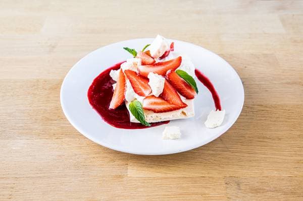 Pavlova aux fruits rouges, siphon à la fraise, papier de framboise et sphère à la framboise