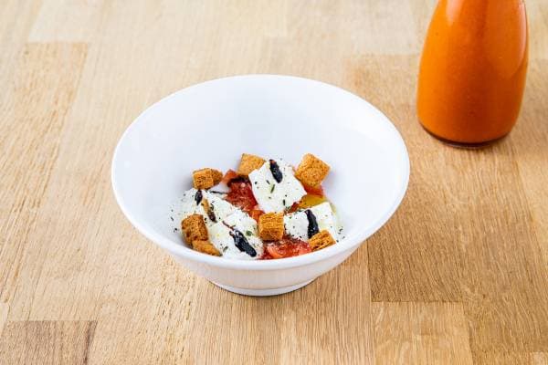 Gaspacho de tomates coeur de boeuf, mozzarella di buffala et croûtons
