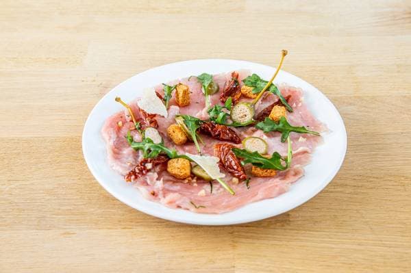 Carpaccio de veau et condiments de saison