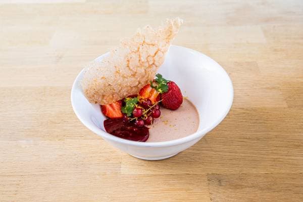 Panna cotta fraise, coriandre et fruits rouges 