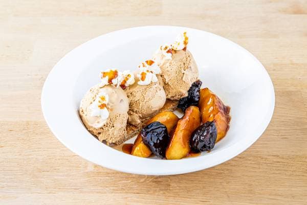 Coupe de glace au caramel, pomme caramélisée et financier amande 