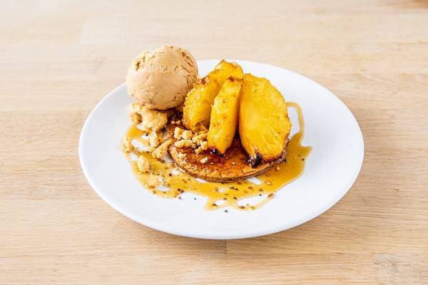 Ananas rôti aux épices, glace caramel 