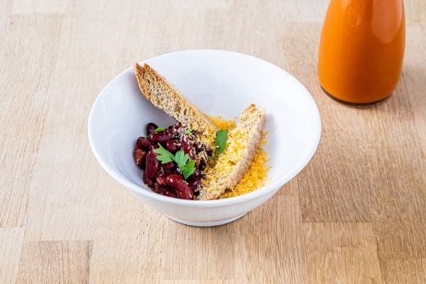 Soupe de haricots rouges et tomates, vieux cheddar et croûtons à l'échalote 