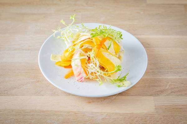 Salade de légumes d'automne en copeaux, vinaigrette noisette et cidre