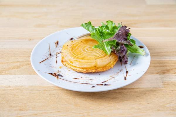 Tarte tatin d'oignons doux caramélisés, crème de balsamique