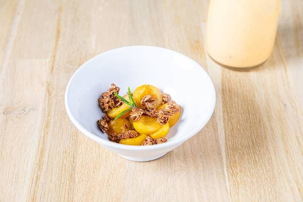 Velouté de mirabelle, mirabelles rôties et granola 