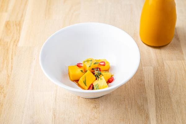 Velouté de mangue, mangue caramélisée et graines de grenade