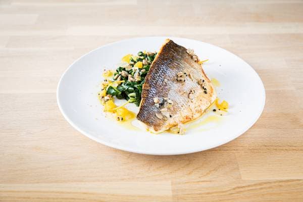 Filet de daurade, côtes de blette et épinards sautés, vierge de graines aux agrumes 