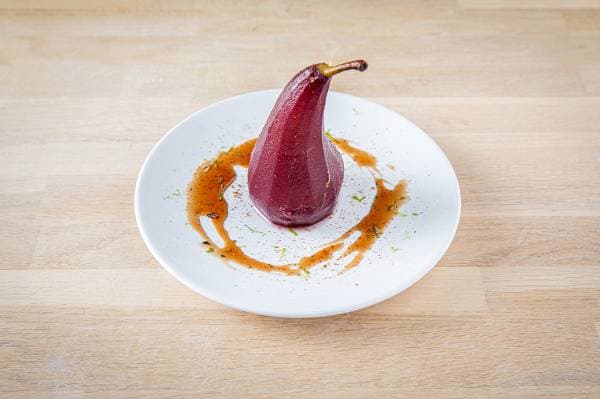 Poire pochée au vin rouge et aux épices 