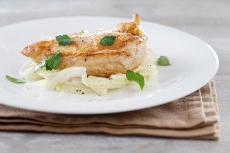 Suprême de volaille à la bière de garde, tombée d'endives et de chou frisé, pommes grenailles confites au thym