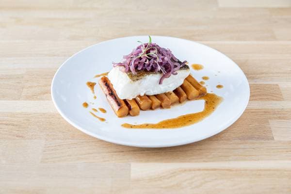 Pavé de cabillaud rôti, salsifis au jus et compotée d'oignons au gingembre