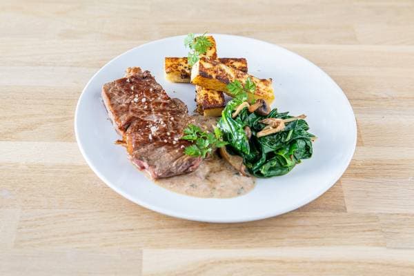 Faux filet de bœuf à la moutarde, frites de polenta croustillante et fricassée de légumes de saison
