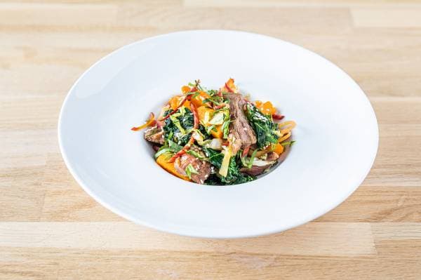 Wok de boeuf aux légumes de saison et tombé de chou kale 