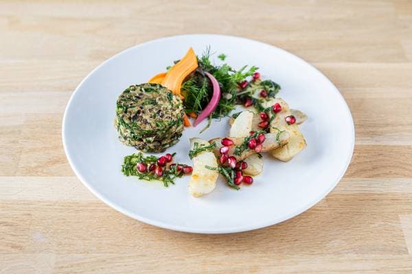 Galette de lentilles à la coriandre, fricassée de topinambour et beurre persillé