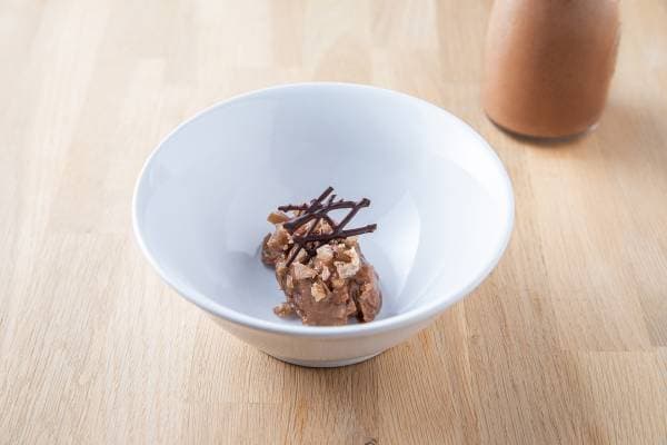 Soupe de chocolat et crème de marron aux éclats de noisettes