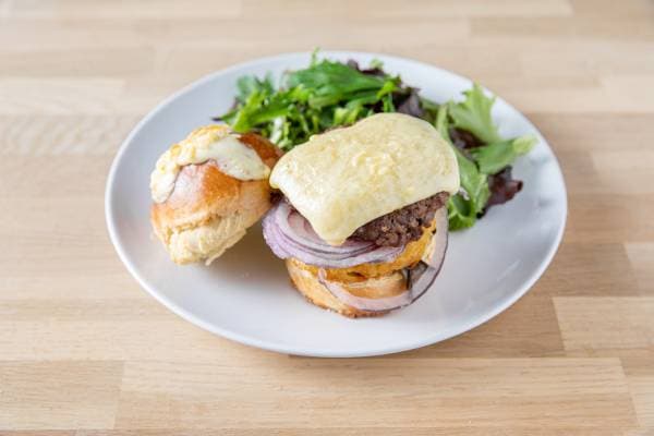 Burger de boeuf au cantal, pomme darphin et mesclun 