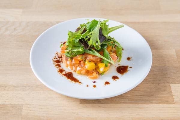 Tartare de saumon à la mangue, coriandre et fruits de la passion 