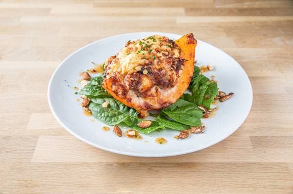 Courge butternut farcie à la poitrine et aux noisettes