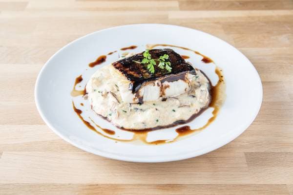 Pavé de cabillaud laqué au miel de soja, polenta aux champignons