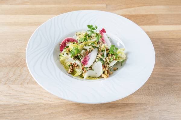 Salade d'endive aux herbes et noix, vierge de champignons