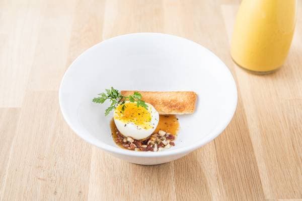 Velouté de butternut au citron vert, oeuf mollet et noisette 