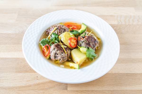 Soupe aux boulettes d'agneau et légumes 