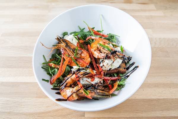 Salade de gambas et chévre frais aux légumes grillés