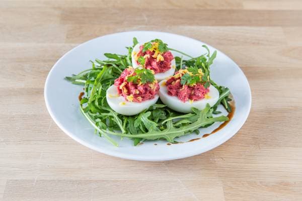 Oeuf mimosa à la betterave