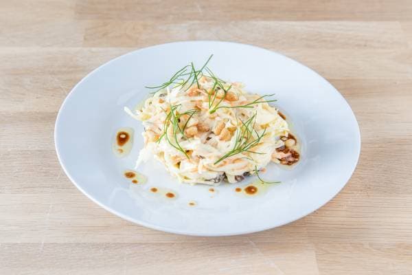 Salade Coleslaw, raisins secs et pignons de pin