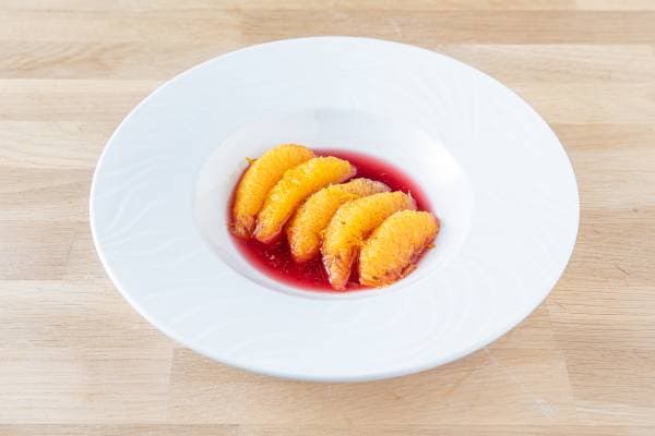 Nage orange au vin rouge et aux épices