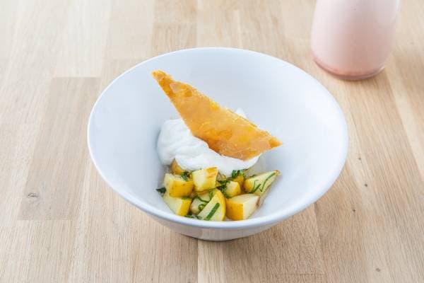 Velouté rhubarbe, pomme à la menthe et crème fouettée