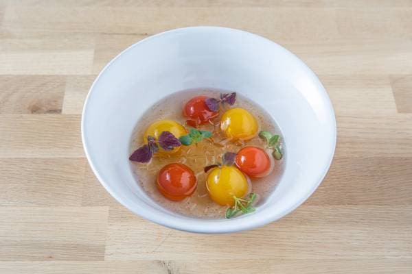 Nage de tomate cerise vanillée en deux textures