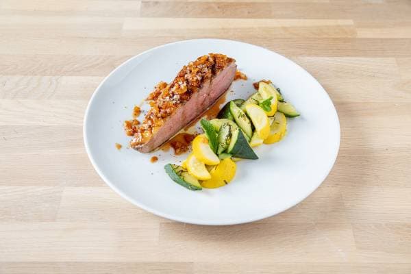 Filet de canard rôti aux épices, duo de courgettes à la menthe