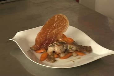 Râble de lapin piqué au lard et carottes nouvelles