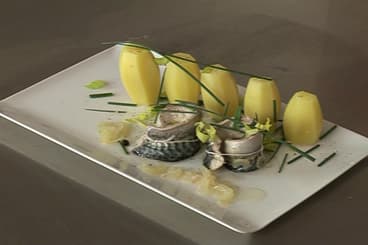 Filets de maquereaux tièdes au vin blanc et pomme de terre grenailles