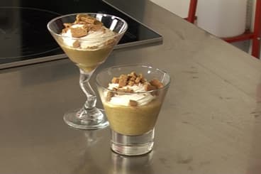 Compote de rhubarbe, cannelle et crème fraîche