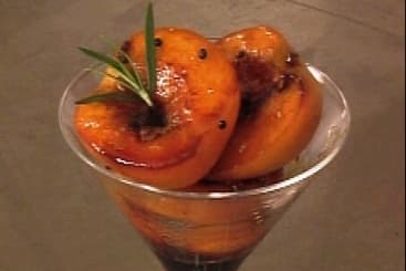 Pêches flambées au Grand Marnier