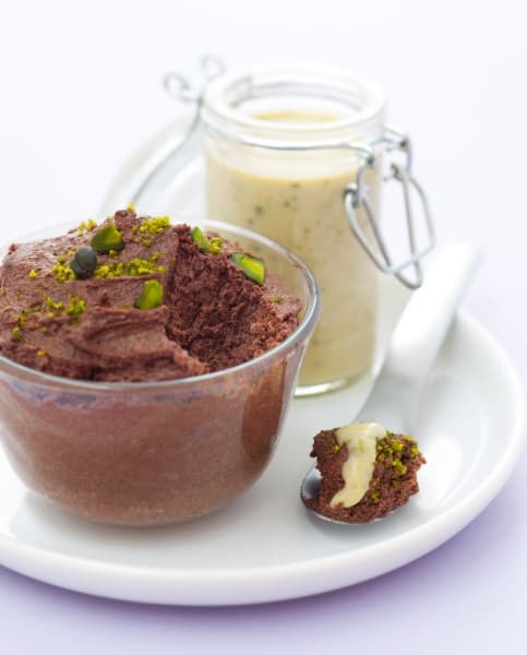 Mousse au chocolat, crème anglaise à la pistache