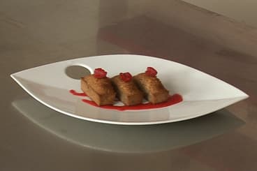 Financiers à la  noisette, coulis de framboises