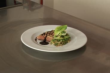 Magret de canard grillé et petits pois à la française