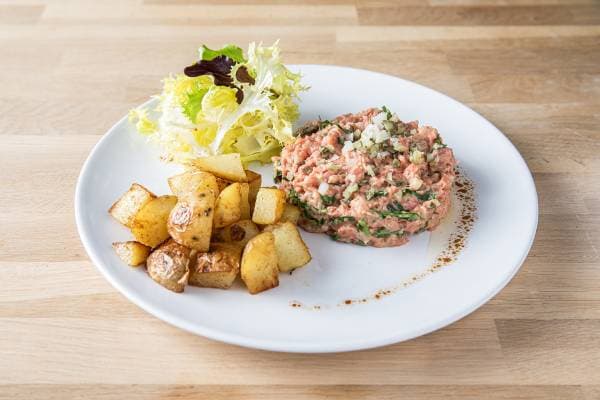 Tartare de boeuf au couteau et condiments, pommes sautées 