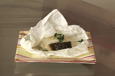 Papillote de cabillaud aux oignons nouveaux et radis
