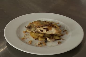 Suprême de volaille au pain d'épice, pommes confites à l'ail fumé