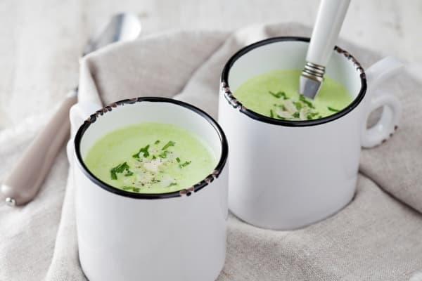Crème de petits pois rafraîchie à la mélisse