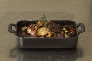 Râble de lapin confit aux échalotes grises, vin rouge et champignons