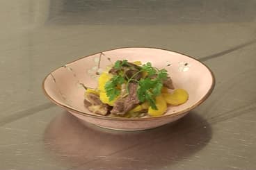 Wok de sauté de canard au jus de pomme et carottes jaunes