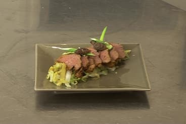 Boeuf vapeur à la purée de tomates séchées, chou et morilles