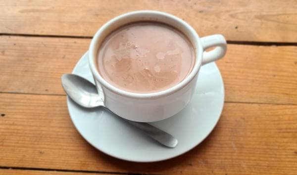 Chocolat chaud au lait, cannelle et poivre
