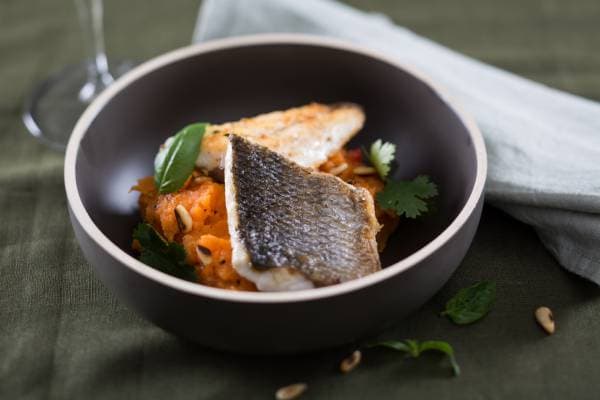 Filet de bar à la pâte de pruneaux, carottes acidulées aux trois agrumes